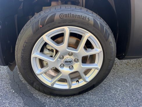 Used 2023 Jeep Renegade Latitude AWD/4WD image 19