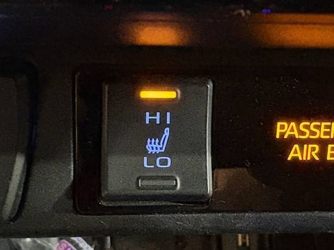 Certified 2021 Toyota RAV4 XLE Premium AWD/4WD image 19
