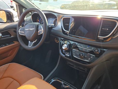New 2026 Chrysler Pacifica Pinnacle image 7