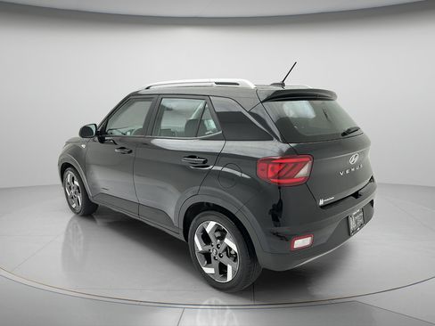 Used 2025 Hyundai Venue SEL FWD image 4