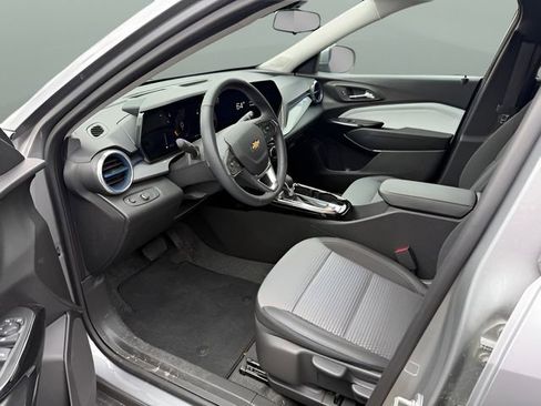 Used 2025 Chevrolet Trax LT w/ Driver Confidence Package FWD image 3