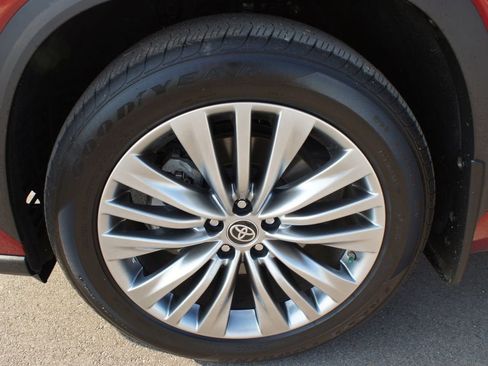 Used 2024 Toyota Highlander Platinum image 28