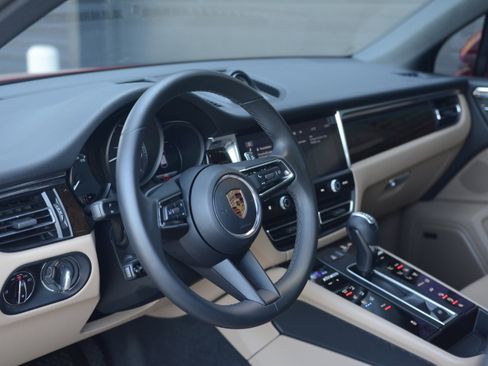 Certified 2026 Porsche Macan AWD/4WD image 4