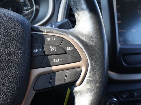 Used 2016 Jeep Cherokee Latitude w/ Cold Weather Group AWD/4WD image 18