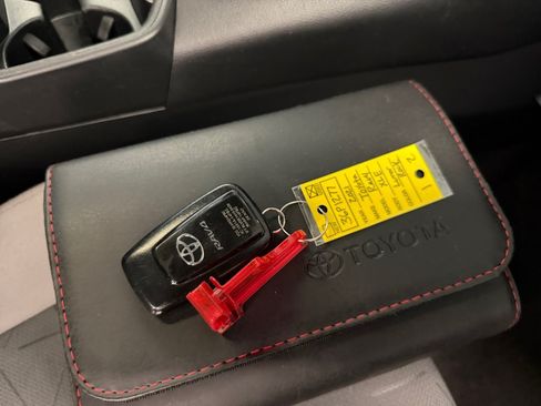 Used 2021 Toyota RAV4 XLE w/ Convenience Package AWD/4WD image 34