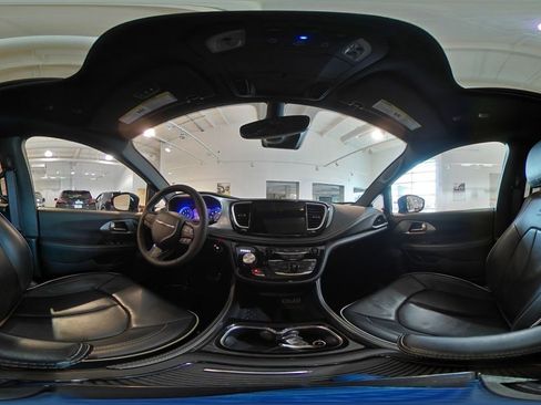 Used 2025 Chrysler Pacifica Limited FWD image 46