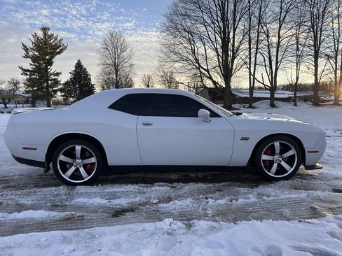 Used 2015 Dodge Challenger SRT w/ Technology Group image 2
