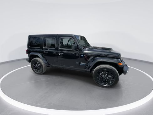 Used 2025 Jeep Wrangler Unlimited Sahara w/ Safety Group AWD/4WD image 24