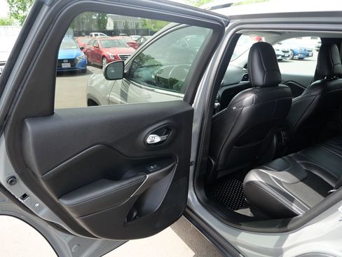 Used 2019 Jeep Cherokee Latitude Plus w/ Cold Weather Group AWD/4WD image 28