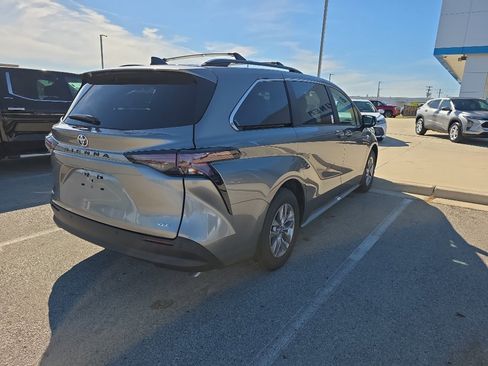 Certified 2026 Toyota Sienna XLE FWD image 19