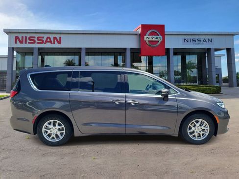 Used 2023 Chrysler Pacifica Touring-L FWD image 3