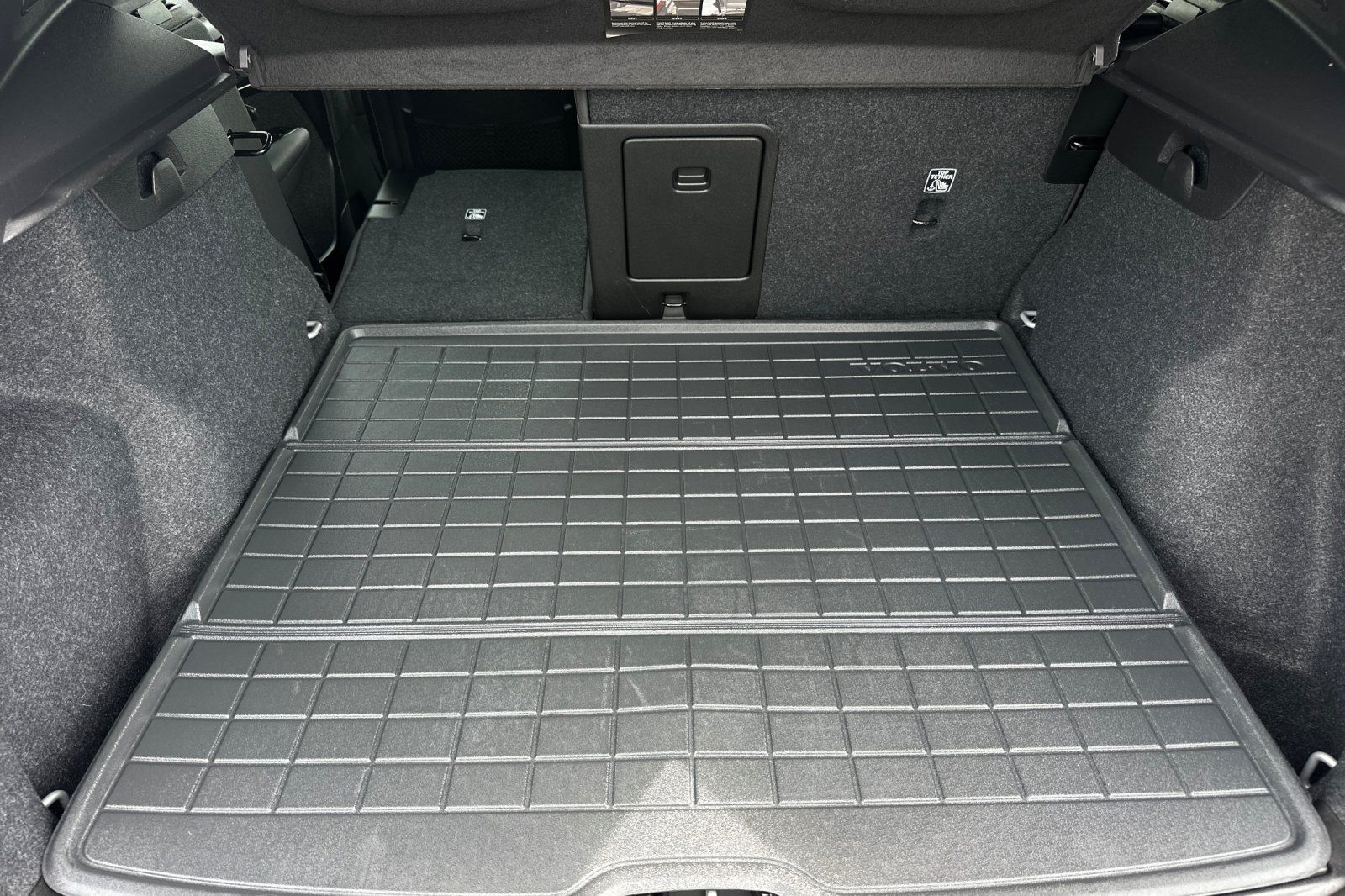 Certified 2024 Volvo XC40 Recharge Core w/ Protection Package Premier AWD/4WD image 16