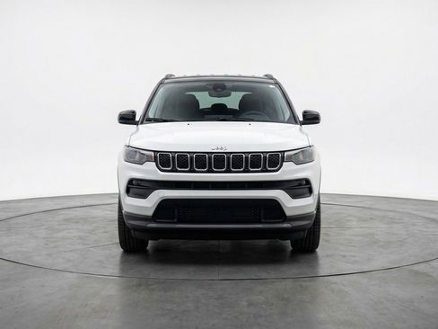 Used 2025 Jeep Compass Limited AWD/4WD image 2