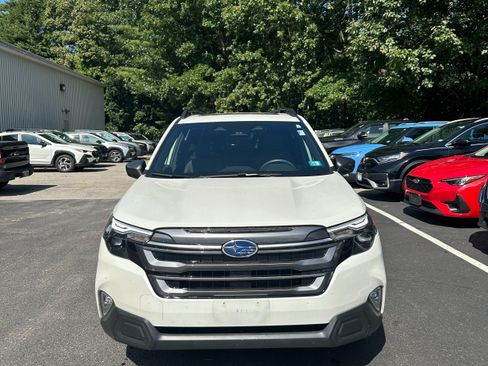 Used 2025 Subaru Forester Premium AWD/4WD image 2
