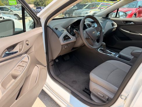 Used 2018 Chevrolet Cruze LT w/ Convenience Package FWD image 5