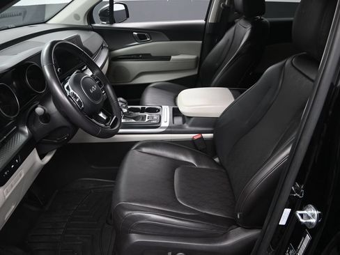 Certified 2024 Kia Carnival LX FWD image 13
