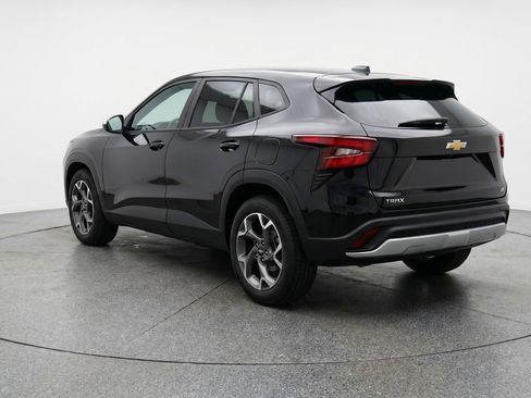 Used 2025 Chevrolet Trax LT FWD image 6