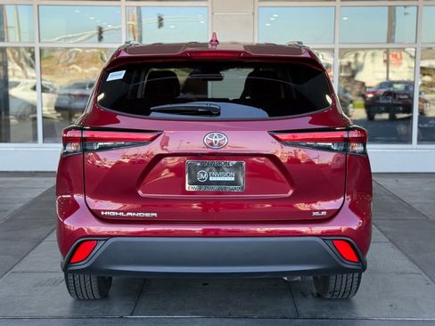 Certified 2023 Toyota Highlander XLE image 10