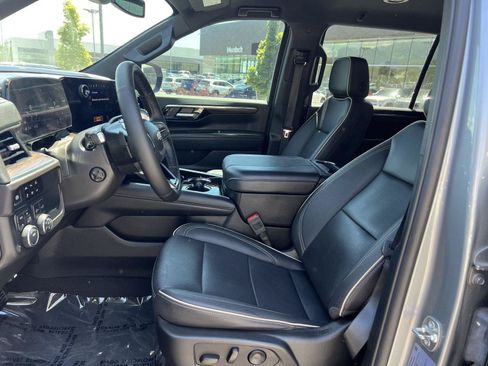 Used 2025 Chevrolet Suburban Premier AWD/4WD image 28