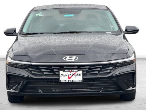 Used 2025 Hyundai Elantra SE image 12