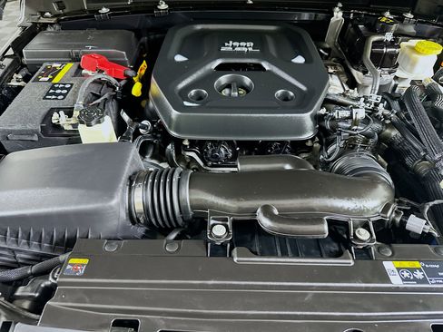 Used 2022 Jeep Wrangler Sahara w/ Cold Weather Group image 31