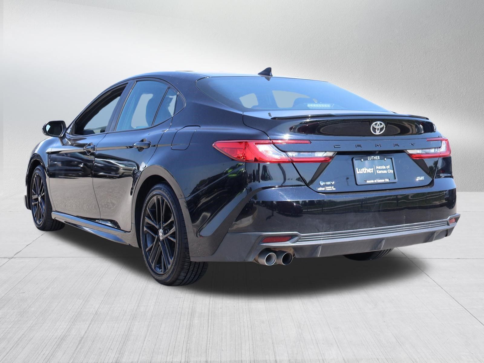 Used 2025 Toyota Camry SE FWD image 5