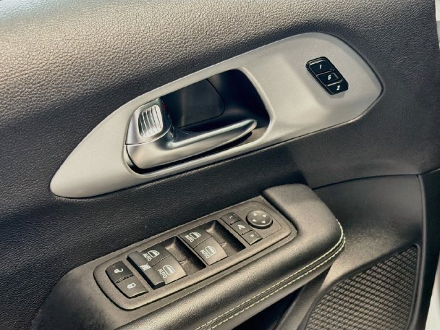 Used 2025 Chrysler Pacifica Limited FWD image 19