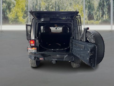 Used 2017 Jeep Wrangler Unlimited Rubicon w/ Max Tow Package image 12