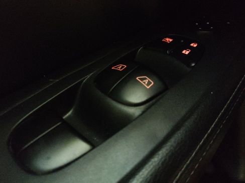 Used 2018 Nissan Pathfinder SL w/ SL Premium Package FWD image 27
