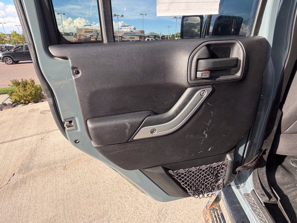 Used 2015 Jeep Wrangler Unlimited Rubicon w/ Connectivity Group AWD/4WD image 28