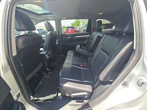Used 2019 Toyota Highlander XLE AWD/4WD image 26