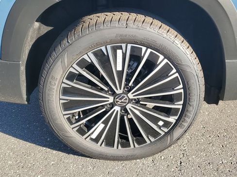 New 2026 Volkswagen Taos SE image 5