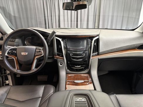 Used 2020 Cadillac Escalade Luxury image 3