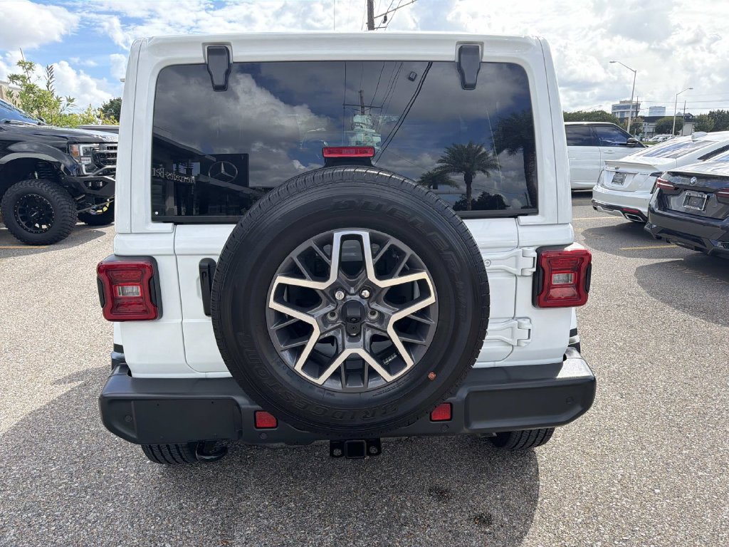 Used 2024 Jeep Wrangler Unlimited Sahara w/ Technology Group AWD/4WD image 6