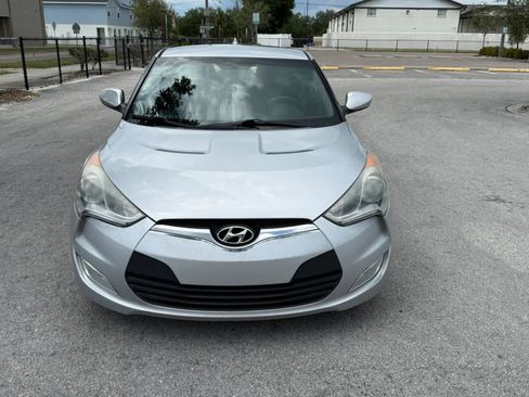 Used 2013 Hyundai Veloster FWD image 3