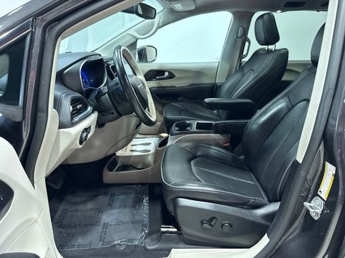 Used 2020 Chrysler Pacifica Limited FWD image 22