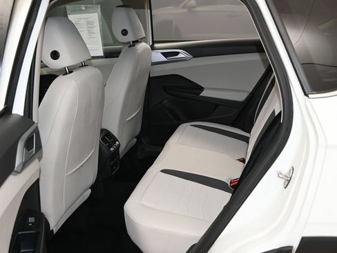 Used 2025 Volkswagen Taos SE FWD image 9