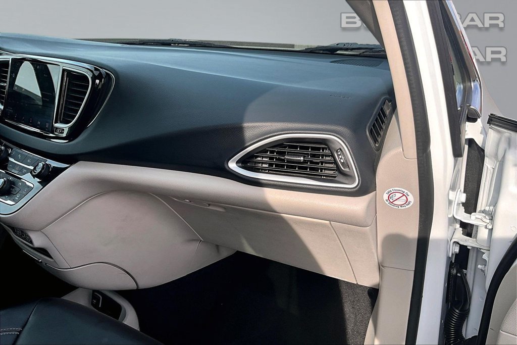 Used 2023 Chrysler Pacifica Touring-L FWD image 17