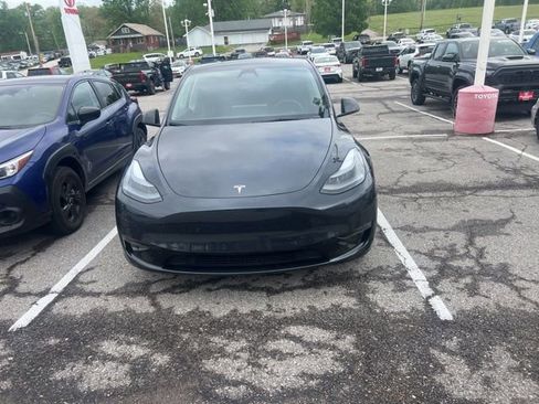 Used 2024 Tesla Model Y 2WD image 3