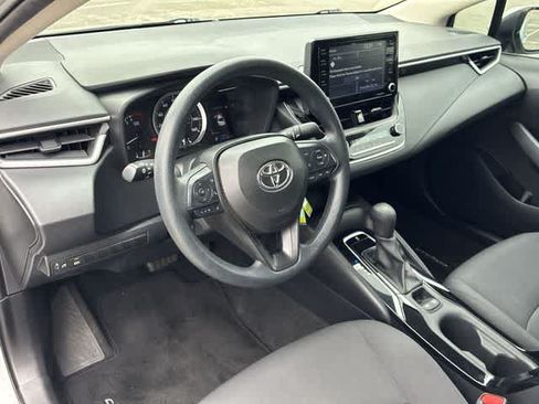 Used 2022 Toyota Corolla LE FWD image 2