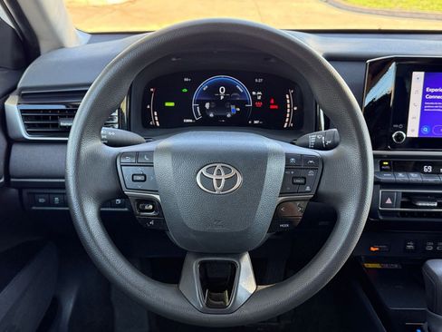 Used 2025 Toyota Camry LE image 28
