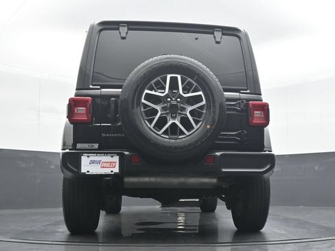 Used 2025 Jeep Wrangler Unlimited Sahara AWD/4WD image 31