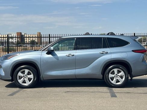 Used 2022 Toyota Highlander LE FWD image 9
