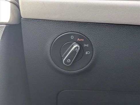 Used 2025 Volkswagen Taos SE image 16