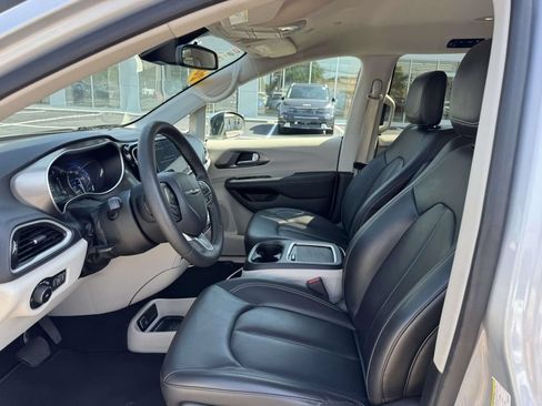 Used 2023 Chrysler Pacifica Touring-L FWD image 16