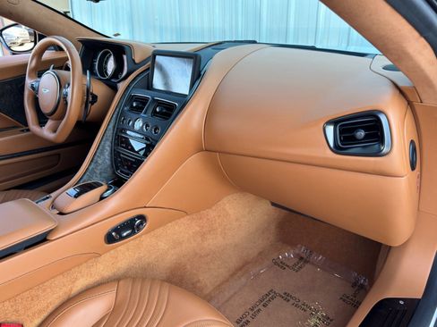 Used 2022 Aston Martin DB11 Coupe image 17