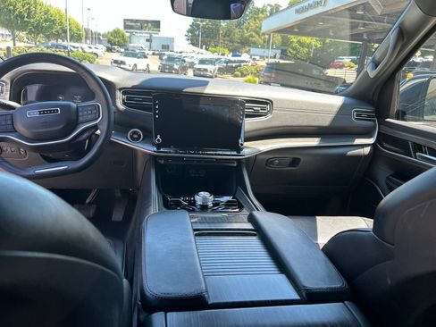 Used 2024 Jeep Wagoneer L Series III w/ Flexible Seating Group AWD/4WD image 19