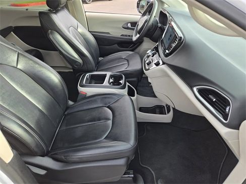 Used 2024 Chrysler Pacifica Touring-L image 16