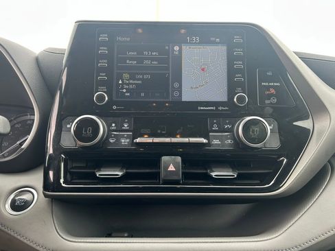 Used 2020 Toyota Highlander XLE AWD/4WD image 17