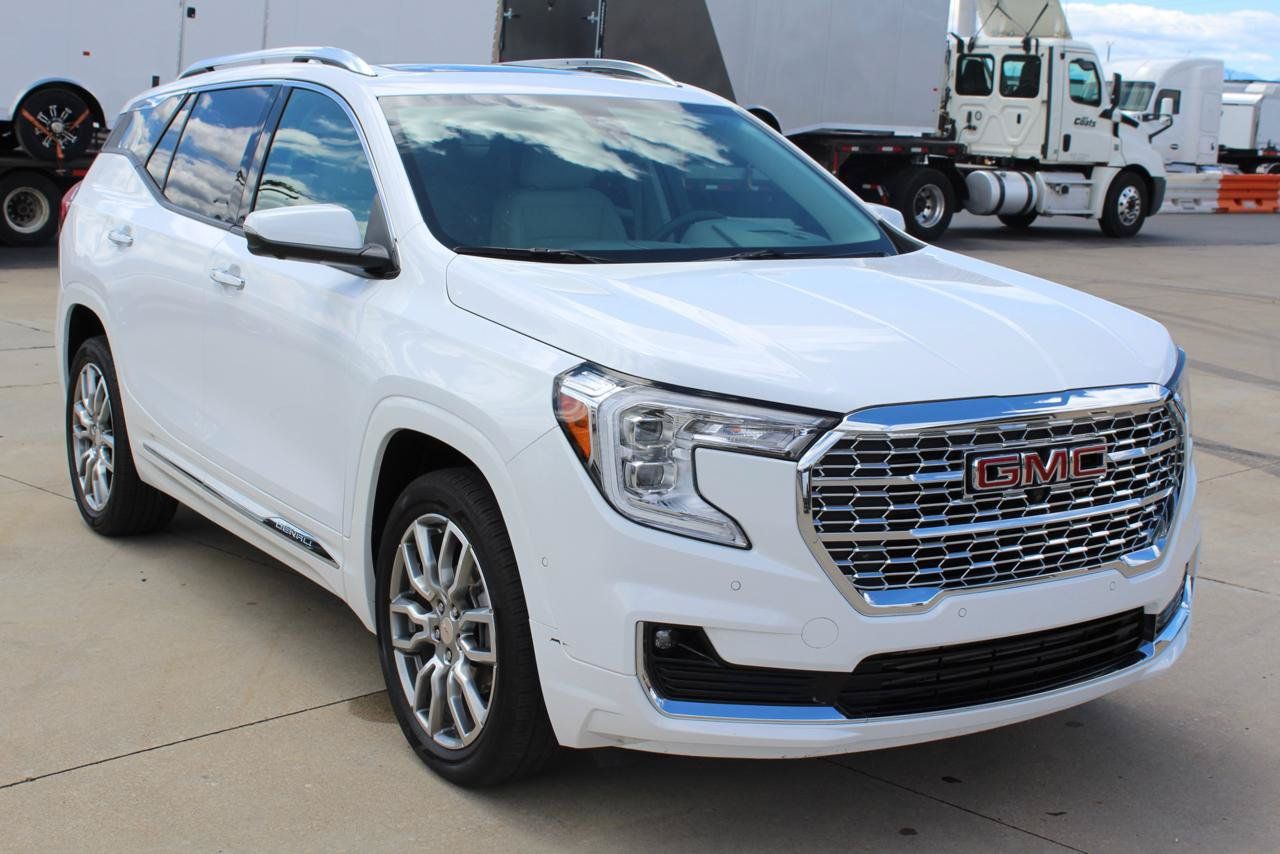 Used 2024 GMC Terrain Denali w/ Denali Premium Package AWD/4WD image 4